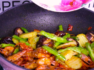 9、香辣干锅虾这样做秒杀饭店,再放入炸好的配菜翻炒均匀