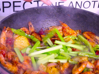 11、香辣干锅虾这样做秒杀饭店,再加入芹菜翻炒均匀