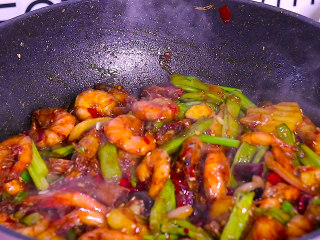 13、香辣干锅虾这样做秒杀饭店,翻炒均匀即可