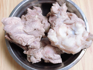 5、海带骨头汤,大骨棒洗净待用。