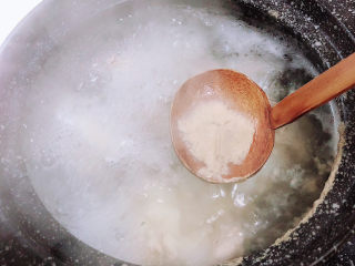 6、海带骨头汤,将大骨棒放入砂锅中，放入水煮开锅，撇弃表层的浮沫子。盖盖儿小火儿慢炖。