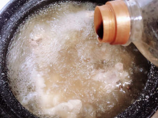 8、海带骨头汤,放入生抽、蚝油。