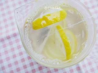 4、柠檬红茶冰棍,另一壶中中加入900ml水，水开后放入红茶包，煮3分钟，