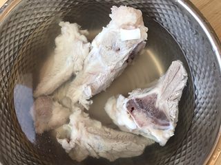 3、莲藕花生章鱼大骨汤,猪骨洗干净后,飞水处理去杂质浮末,这样煲出来的汤才会更清爽