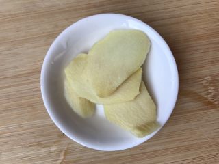 5、莲藕花生章鱼大骨汤,姜切片备用