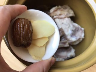 9、莲藕花生章鱼大骨汤,加入姜片,蜜枣一颗