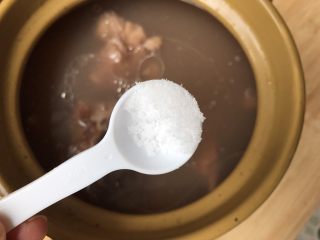 14、莲藕花生章鱼大骨汤,出锅时加入4克盐调味就好!