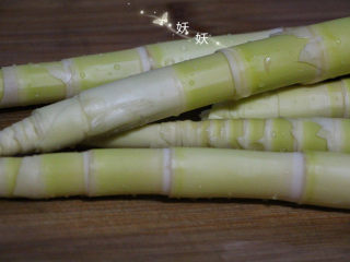 4、快手腌笃鲜,拨去外面的笋衣。