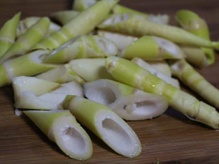 5、快手腌笃鲜,切成滚刀块状