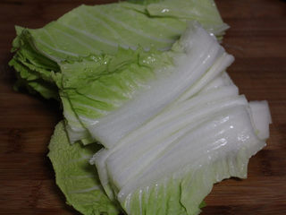 8、快手腌笃鲜,切成大片就可以了。