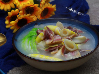 11、快手腌笃鲜,不需要加任何的调味料,腊肉本身就是咸的。