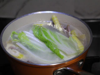 10、快手腌笃鲜,加入白菜,再煮两分钟即可。