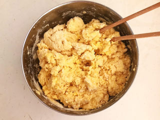 9、小米发糕,加入冷水继续和面，边倒边搅拌