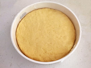 13、小米发糕,取一个蒸屉，里面铺好耐高温保鲜膜，然后把揉好的小米面放入蒸屉，把面团整理平整