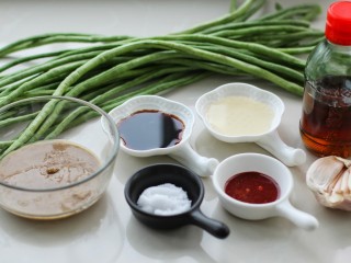 1、麻酱蒜蓉拌豇豆,准备好所需食材