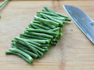 2、麻酱蒜蓉拌豇豆,豇豆掐头去尾，洗净后切长段