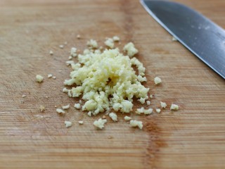 3、麻酱蒜蓉拌豇豆,大蒜剁成蒜蓉备用