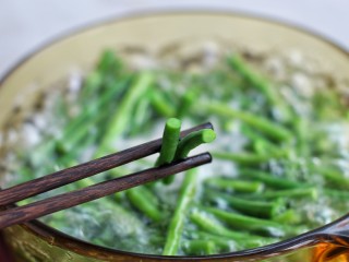 5、麻酱蒜蓉拌豇豆,待豇豆颜色变的更绿，里面没有白芯时