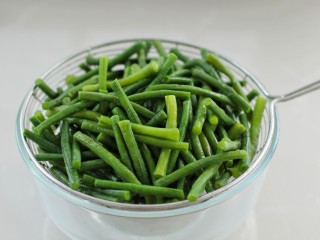 6、麻酱蒜蓉拌豇豆,捞出过凉水后沥干水分备用