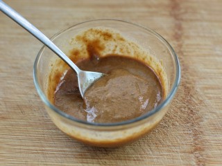 7、麻酱蒜蓉拌豇豆,麻酱、生抽、醋、腐乳汁、糖混合搅拌均匀