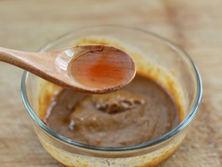 8、麻酱蒜蓉拌豇豆,调入香油搅拌均匀