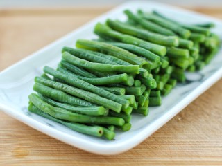 11、麻酱蒜蓉拌豇豆,把豇豆码放盘中