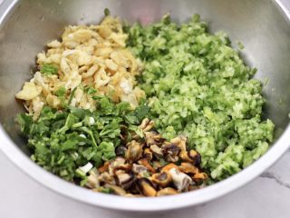 6、黄瓜青口肉鸡蛋饺子,把剁碎的黄瓜放入盆里，加入炒熟的鸡蛋，青口肉和葱姜末。