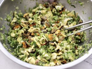 8、黄瓜青口肉鸡蛋饺子,把所有的食材和调料混合搅拌均匀，这样馅料就做好了。