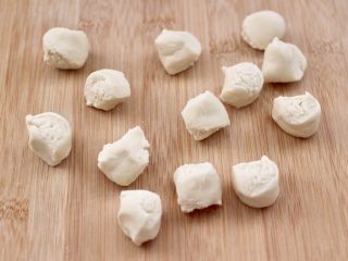 11、黄瓜青口肉鸡蛋饺子,静置好的面团排气揉匀后，用手搓成长条，揪成大小一致的剂子。