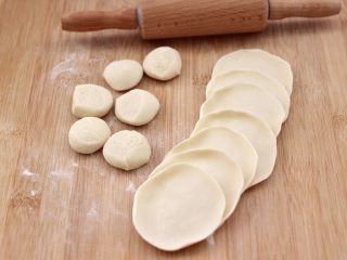 12、黄瓜青口肉鸡蛋饺子,摁扁后，用擀面杖擀成圆形薄面皮。