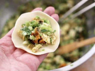 13、黄瓜青口肉鸡蛋饺子,擀好的面皮里，放入适量的馅料。