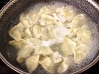 16、黄瓜青口肉鸡蛋饺子,锅中倒入适量的清水煮沸后，放入包好的饺子，大火煮沸后，点少许清水，反复3次，看见所有的饺子都漂浮在水面上，即可关火。