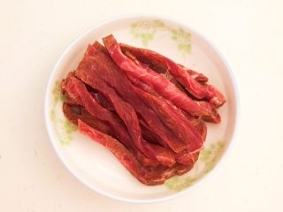 1、嫩滑多汁的黑椒牛柳,把牛里脊切成1㎝宽的小条