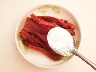 3、嫩滑多汁的黑椒牛柳,把泡好的牛柳捞出来，沥干水份，加入玉米淀粉