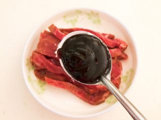 4、嫩滑多汁的黑椒牛柳,加入蚝油