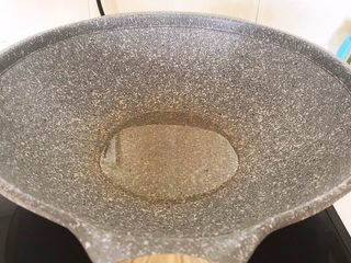 8、嫩滑多汁的黑椒牛柳,炒锅烧热后加入1勺橄榄油