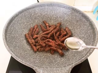 10、嫩滑多汁的黑椒牛柳,加入半勺柠檬汁，烹去牛肉的腥味