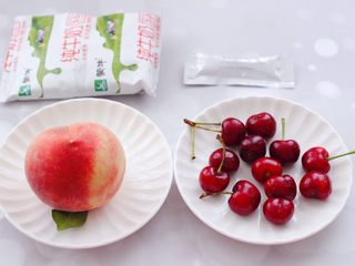 1、水蜜桃车厘子奶昔,首先备齐榨奶昔的所有的食材。