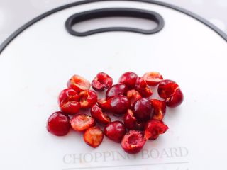 3、水蜜桃车厘子奶昔,再把车厘子去梗后洗净，沥干水分后去掉核。