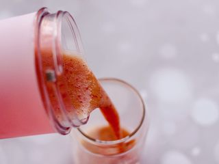 11、水蜜桃车厘子奶昔,把打好的奶昔，倒入杯中即可。