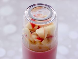 9、水蜜桃车厘子奶昔,看见所有的食材都备齐后。