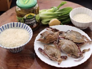 1、螃蟹青菜辣椒粥,首先备齐所有的食材，煮粥的螃蟹不宜太大，小一点的味道更鲜美哟。