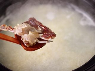 9、螃蟹青菜辣椒粥,这个时候放入梭子蟹。