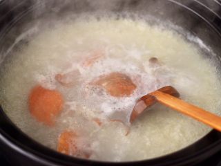 10、螃蟹青菜辣椒粥,大火煮沸后，小火继续煮10分钟。