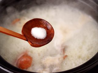 12、螃蟹青菜辣椒粥,再根据个人口味，加入适量的盐调味。