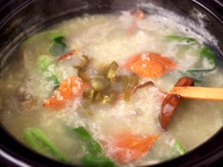 16、螃蟹青菜辣椒粥,加入切碎的辣椒圈，大火煮沸即可关火。