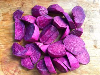 3、紫薯糯米丸子,紫薯削掉外皮,清洗干净切成块待用。