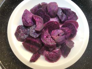 5、紫薯糯米丸子,紫薯蒸好取出。