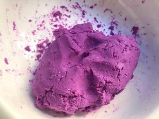 8、紫薯糯米丸子,把紫薯和糯米粉揉至没有干粉的状态,揉成团即可。