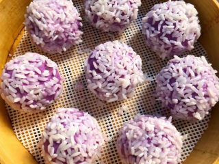 10、紫薯糯米丸子,全部做好放入蒸笼里。